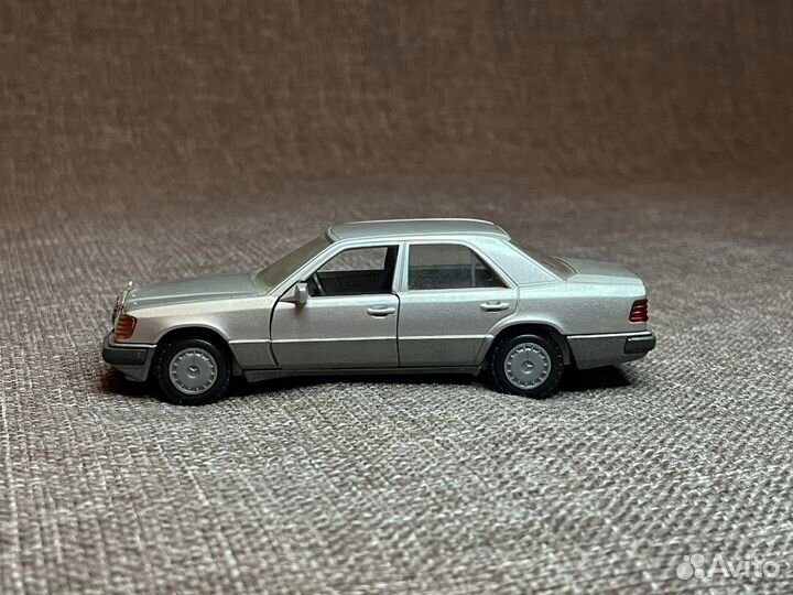 Mercedes-Benz W124 1:35 Cursor