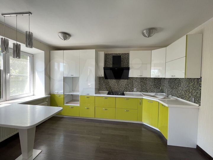 3-к. квартира, 108 м², 2/3 эт.