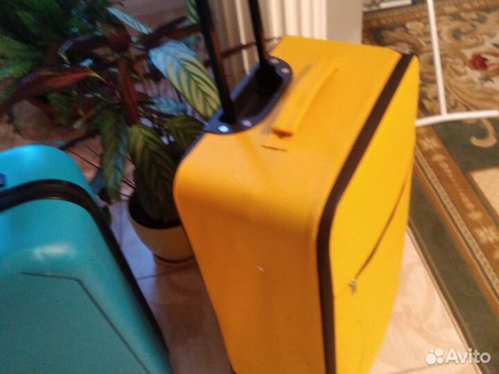 Чемоданы на колесах, желтый и зелёный