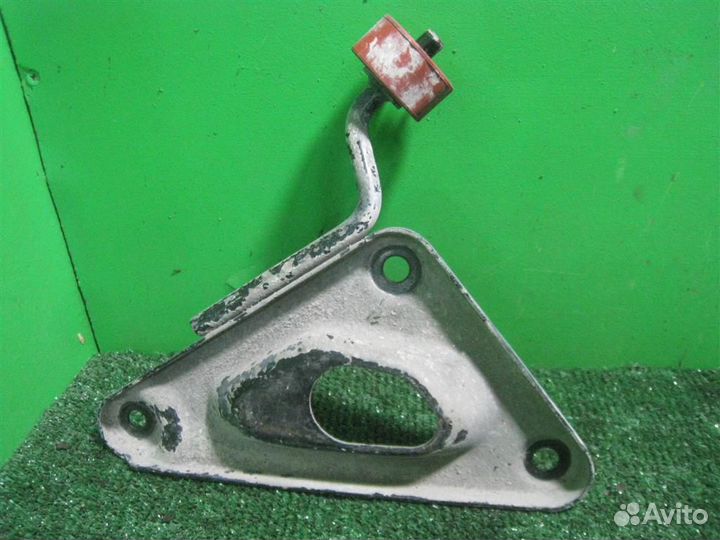 Кронштейн подрамника правый Opel astra H 2010