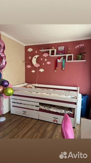 Выдвижная двухъярусная кровать с лестницей