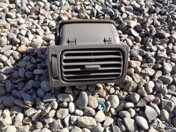 Дефлектор левый Toyota Corolla NZE124 1NZ-FE