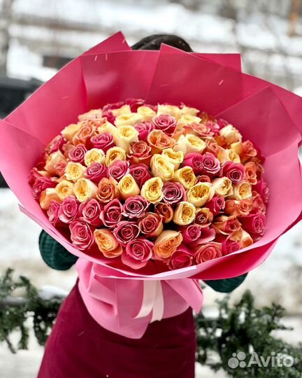 Букет из красных роз и белых, пионовидные,кустовые