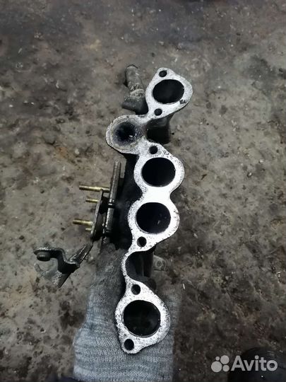 Коллектор впускной Volkswagen Passat b3 1,8