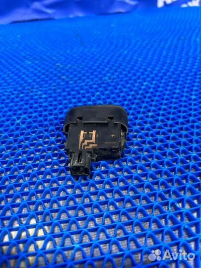 Кнопка центрального замка Nissan Almera Classic