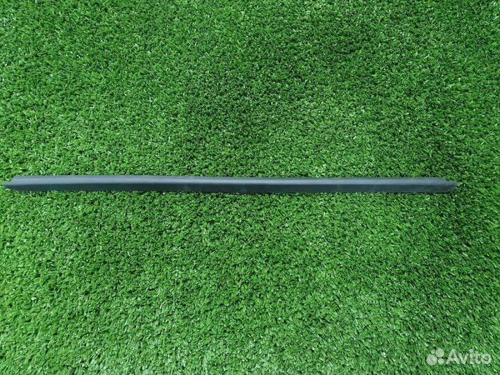 Уплотнитель стекла передний правый Лада Ларгус 1