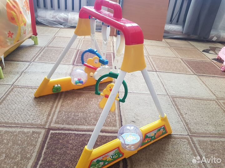Развтвающая игрушка на ножках