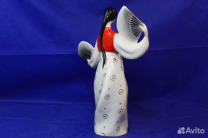 Фарфоровая статуэтка Девушка кореянка китаянка с д