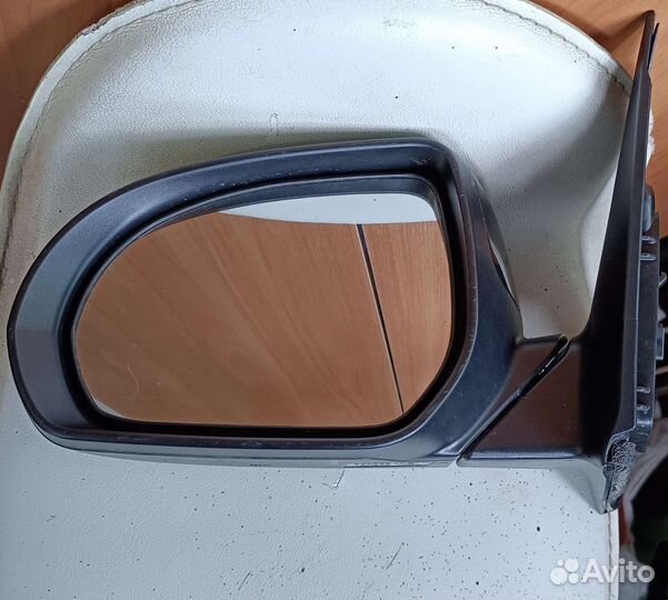 Боковое зеркало