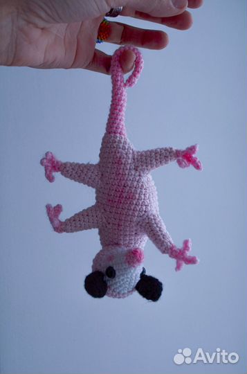 Вязаная игрушка опоссум