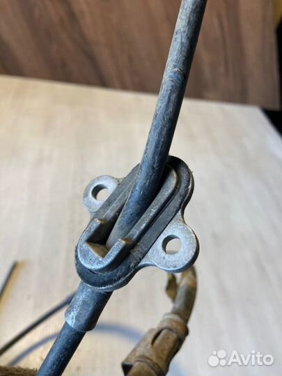 Трос стояночного тормоза левый Toyota Camry