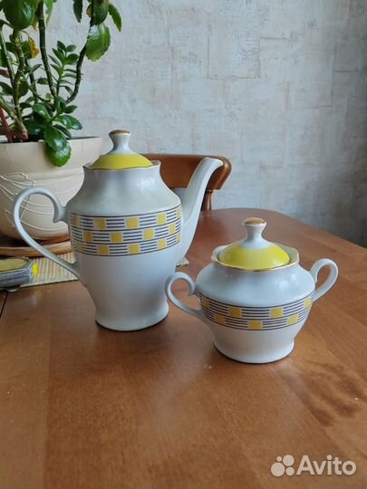 Чайник и сахарница