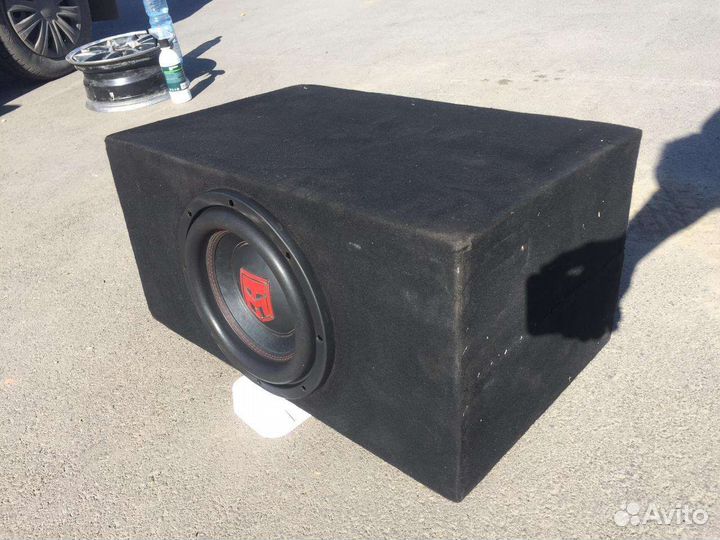 Сабвуфер и усилитель в автомобиль