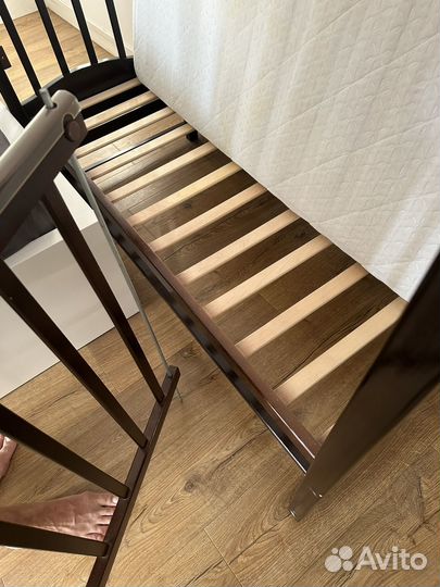 Детская кроватка с маятником