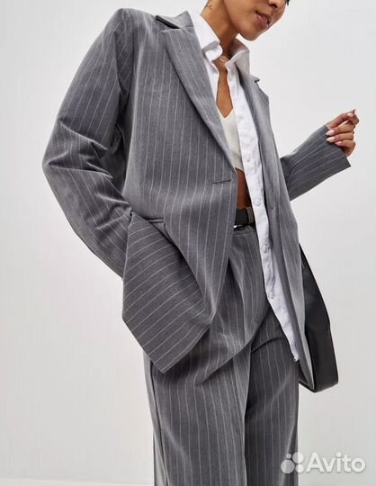 Костюм серый в полоску женский брючный