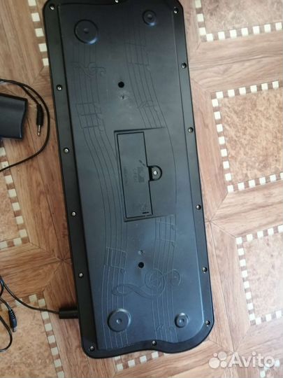 Синтезатор с микрофоном и шнуром в комлекте