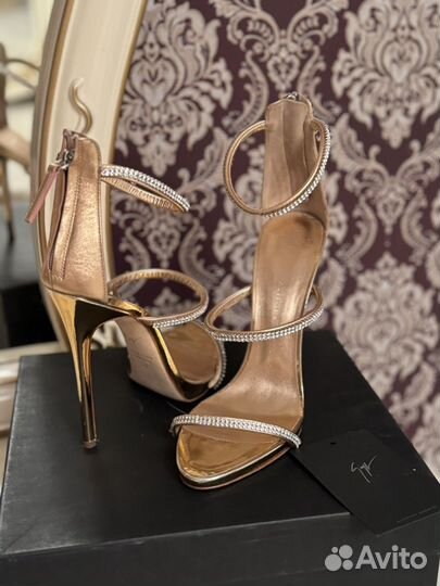 Босоножки женские