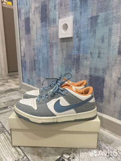 Кроссовки женские