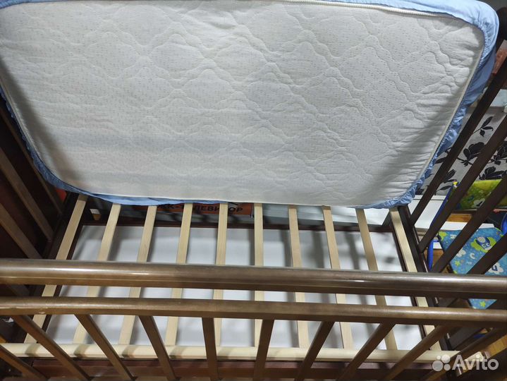 Детская кроватка с маятником и ящиком