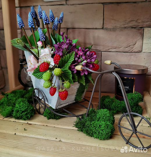 Инт. Композиция, композиция с цветами и малиной