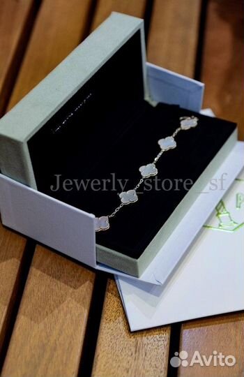 Браслет Van Cleef с перламутровыми мотивами