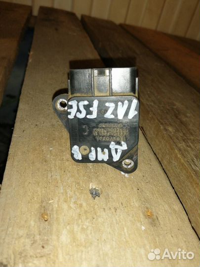 Расходомер воздуха Toyota Voxy AZR60G 2220422010