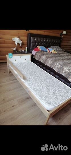 Детская кроватка IKEA с матрасом и бортиком