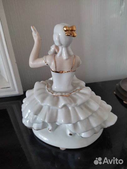 Фарфоровая статуэтка балерина
