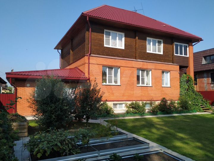 Коттедж 289 м² на участке 8 сот.