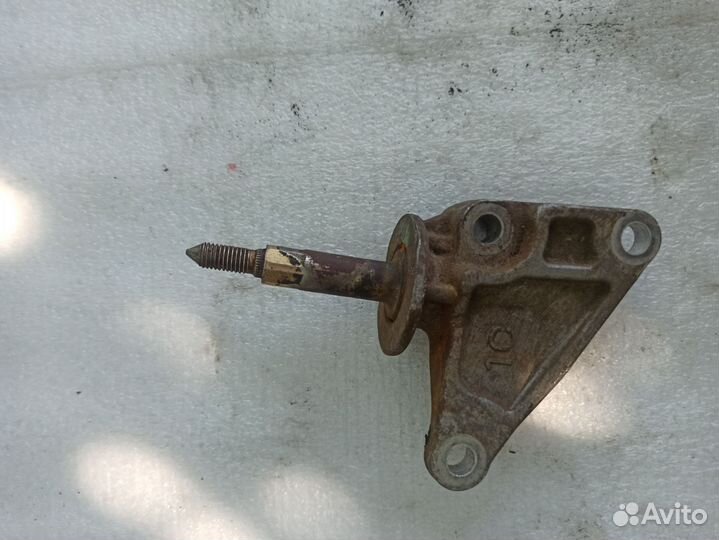 Кронштейн опоры двигателя Nissan tiida c11