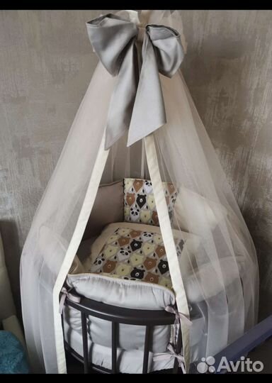 Бортики в кроватку с балдахином и держателем