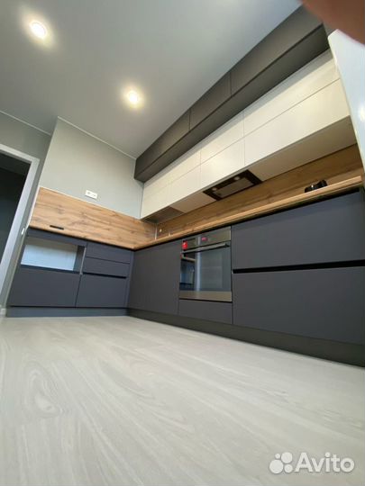 Кухня без ручек с антресолью. Рассрочка