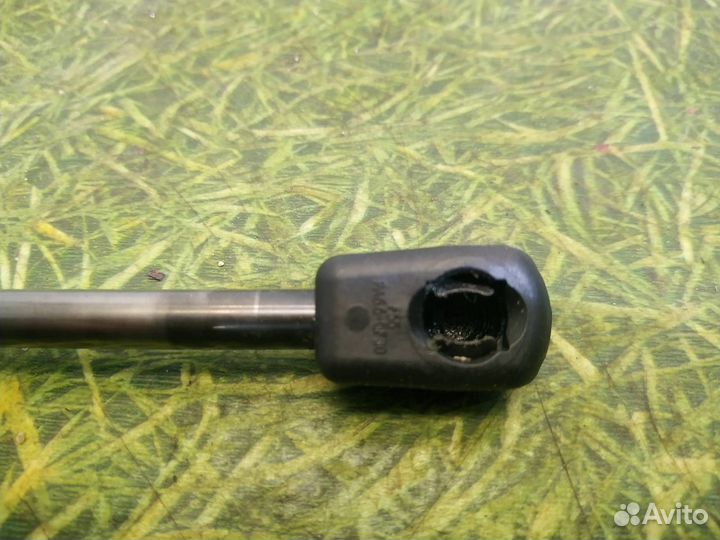 Амортизатор крышки багажника Volkswagen Passat B7