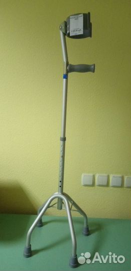 Костыль с пирамидальной основой