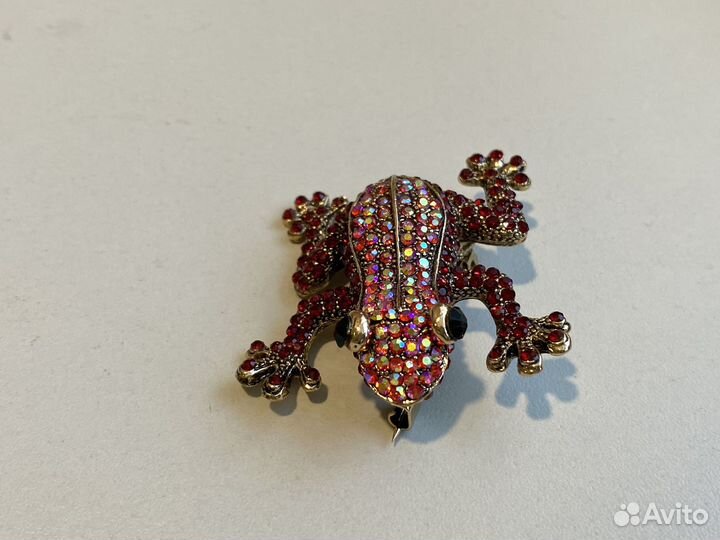 Брошь лягушка с красными стразами