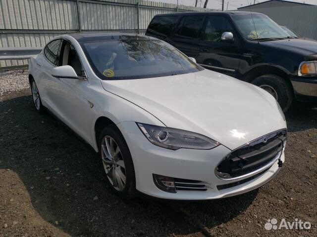 В разборе Tesla Model S 2014 год