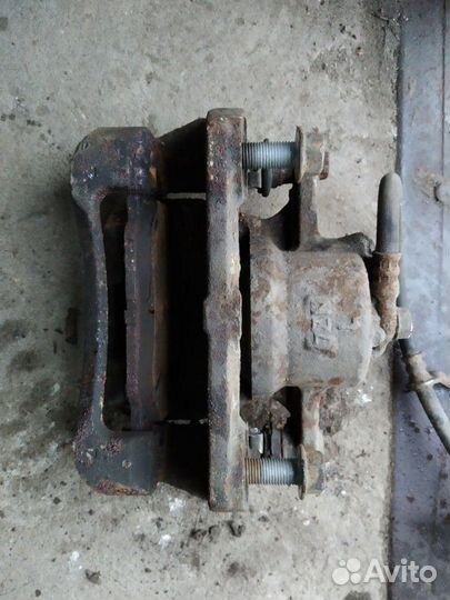 Toyota Corolla E 150 суппорт тормозной передний