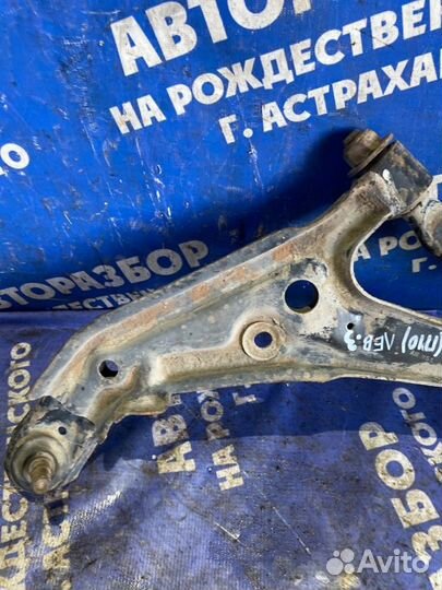 Передний левый рычаг Nissan Primera P10 седан 1993