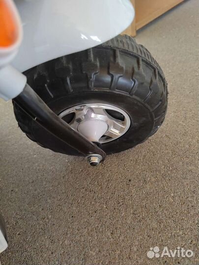 Трехколесный скутер электрический