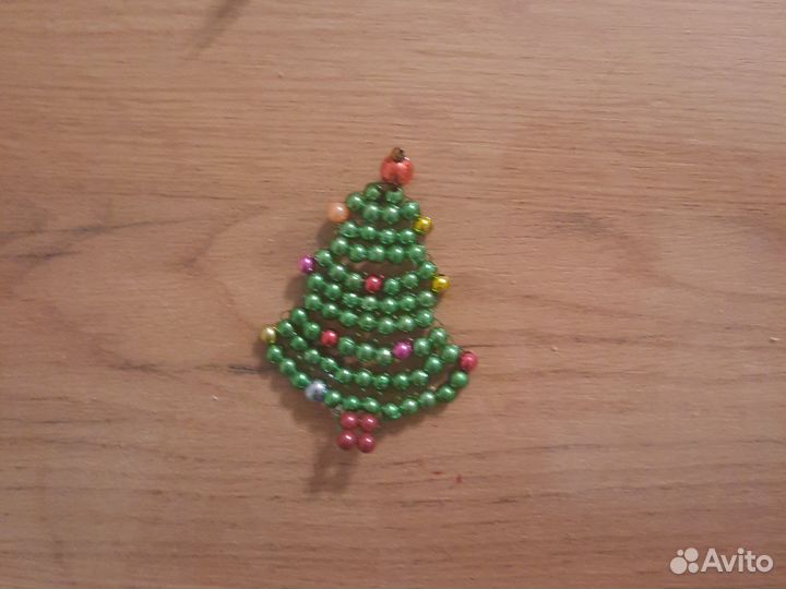 Новогодняя поделка из биссера