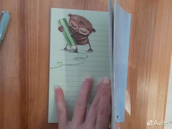 Блокнот с ручкой