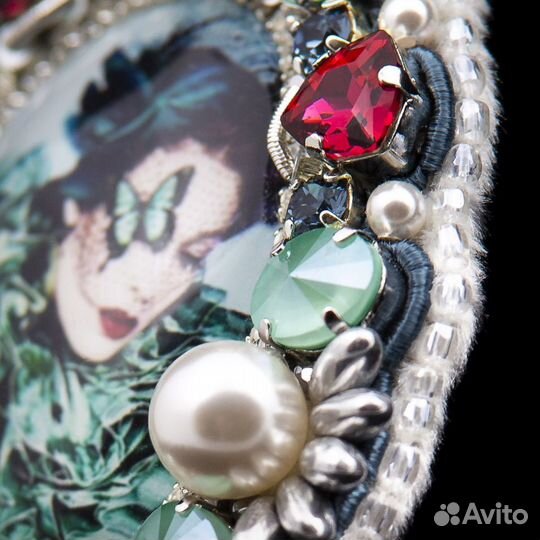 Брошь с кристаллами Swarovski