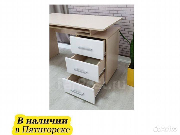 Компьютерный стол белый