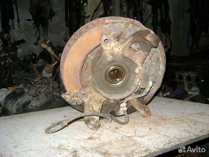 Кулак передний правый Mitsubishi Pajero 3 Montero