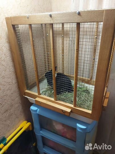 Декоративные кролик с клеткой