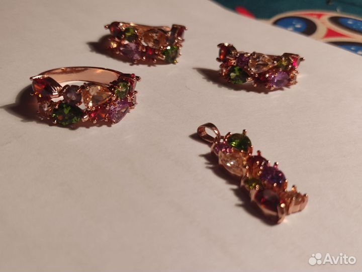 Ювелирный комплект украшений