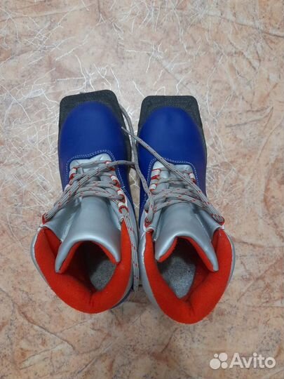 Комплект-Лыжные ботинки 36размер+лыжи