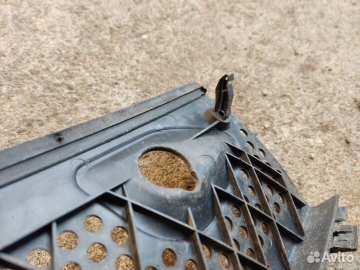 Накладка стеклоочистителя (жабо) Ford Focus 1