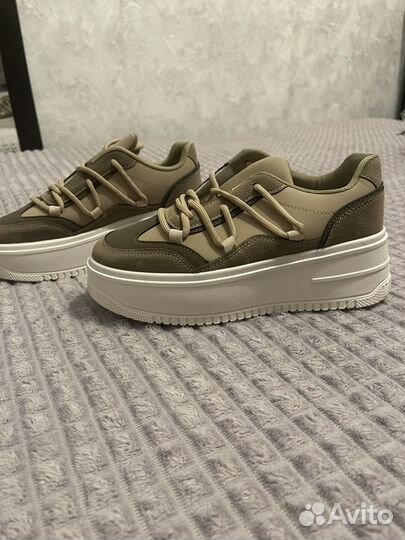 Женские кроссовки