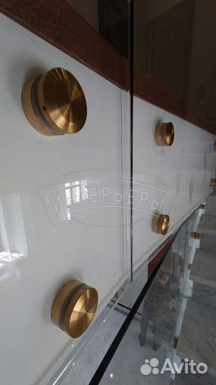 Перила из стекла с фурнитурой Латунь